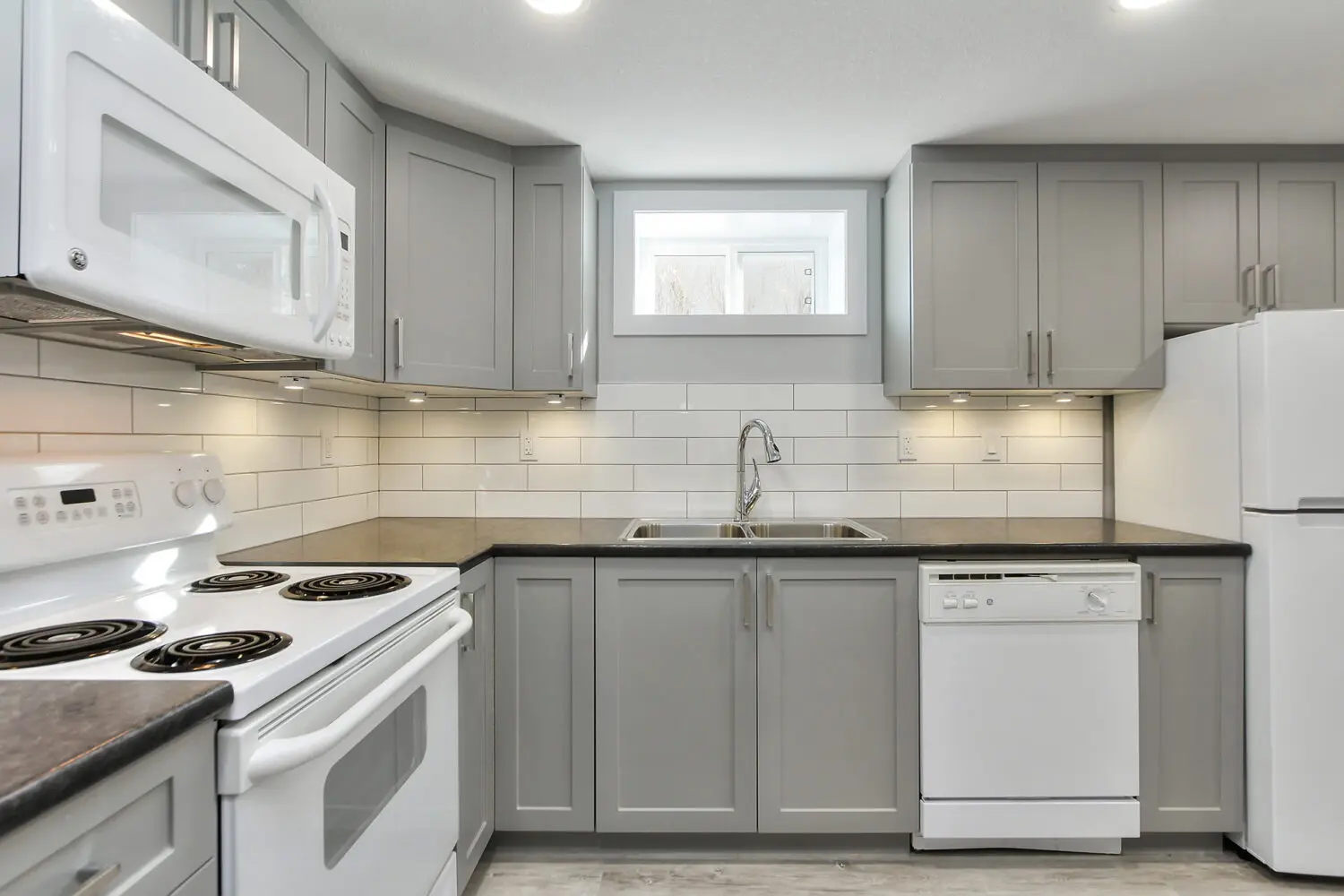 8667 77 St NW 10