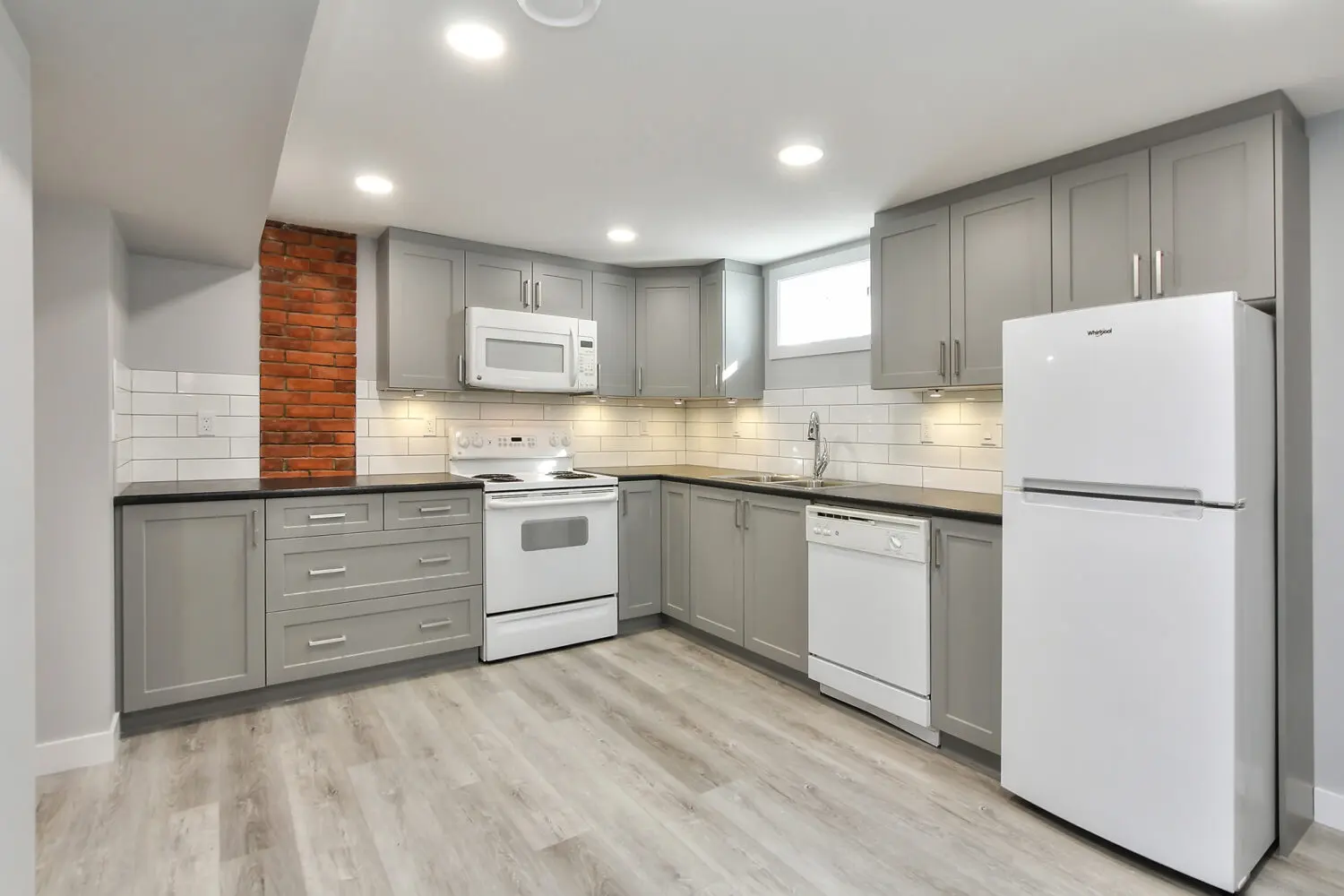 8667 77 St NW 8